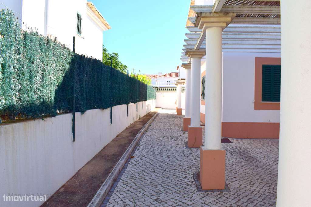 Moradia T3 com terraço e garagem em Manta Rota-1