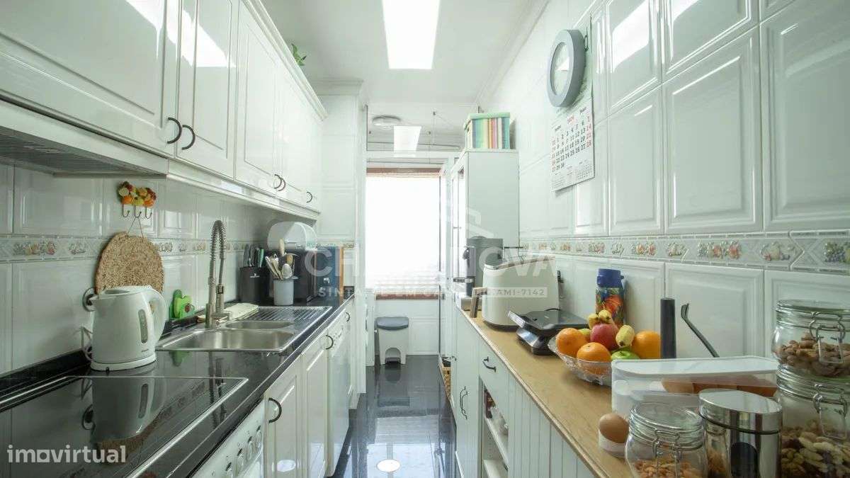 T2 com ótima luz natural, varandas, garagem, arrumos-24