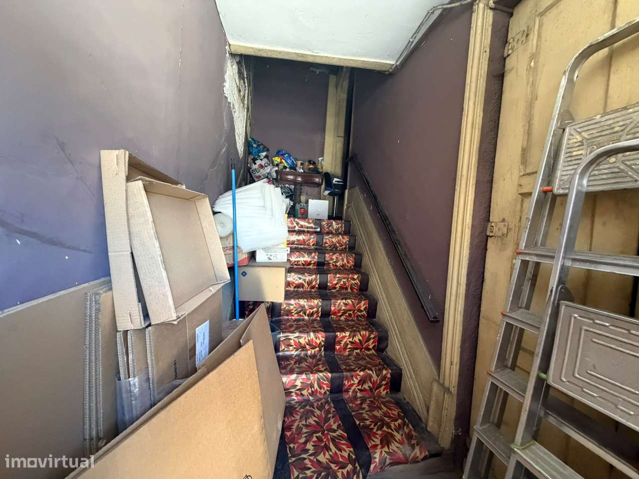 Prédio | 23 Divisões | Garagem 2 Carros | Quintal 90m2 | Rio Tinto-6