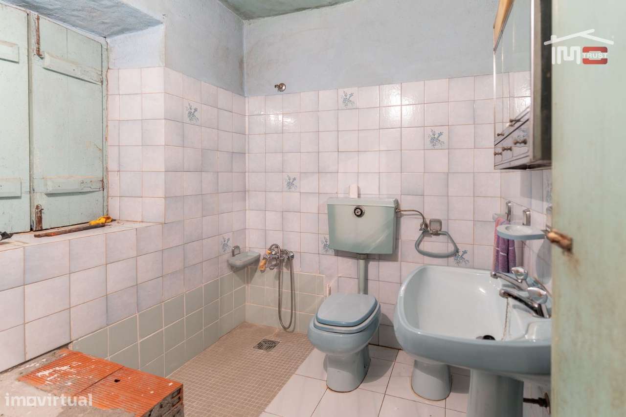 Moradia T3 para reconstrução em Crespos, S. Mamede-13
