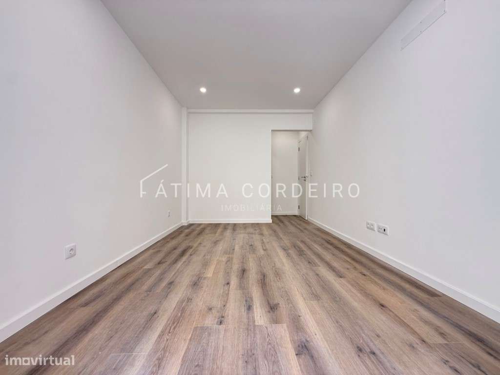 Fantástico T2 com 95m2 Remodelado com arrecadação no centro da Cost...-13