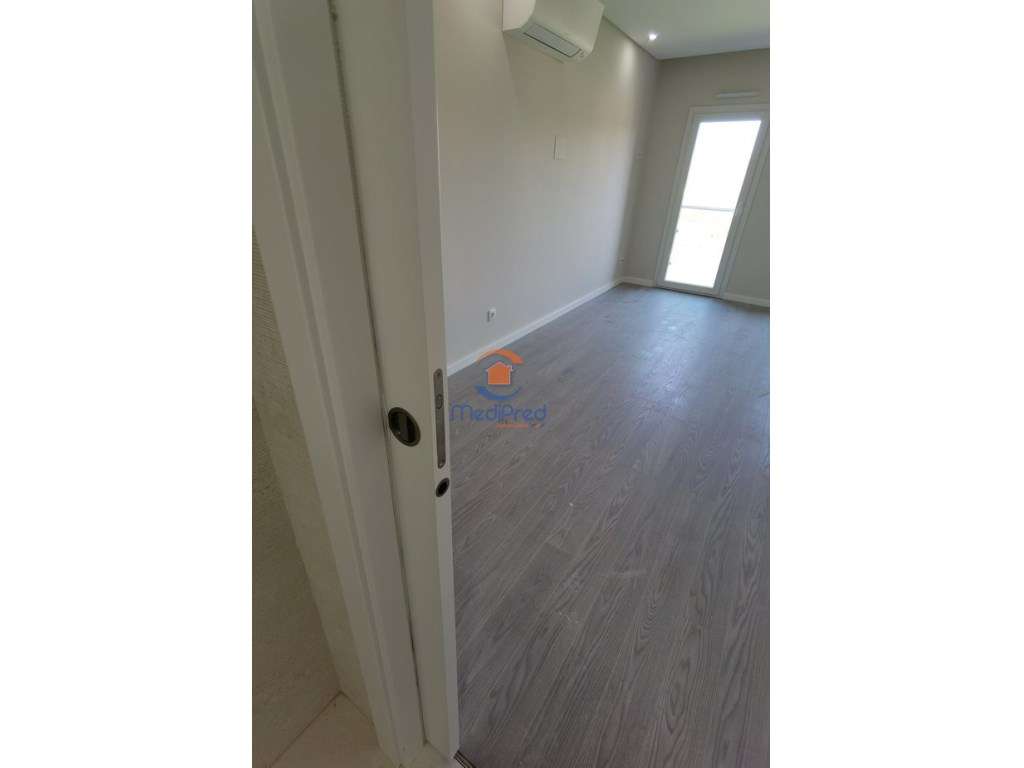 Apartamento T2, em condomínio privado, com BOX | Loures-18