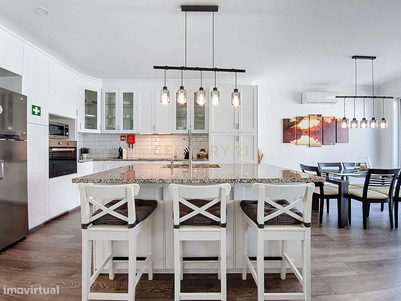 Moradia Moderna com Piscina + Apartamento Independente | Construção 20-10