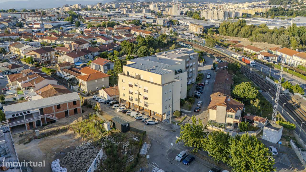 T2 totalmente Renovado, com terraço em Ferreiros, Braga-18