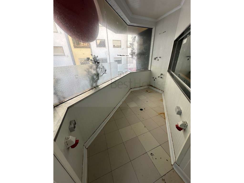 Vende-se Loja no Shopping Center de Massamá-8