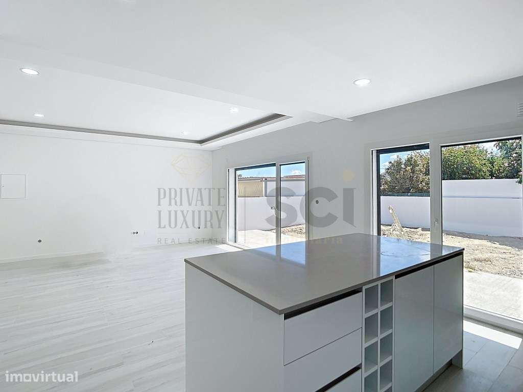 Moradia Térrea independente T3+1 em Fernão Ferro, boas áreas - Grande imagem: 5/34