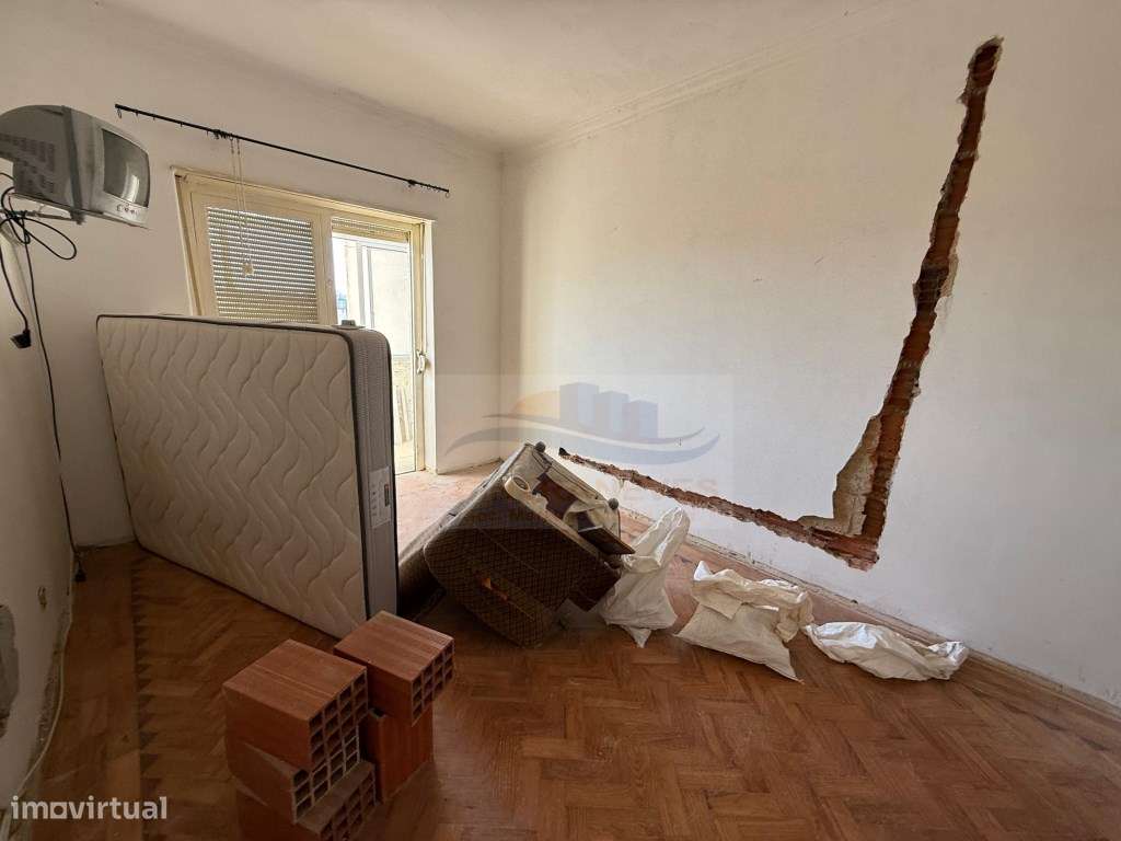 Deslumbrante T2 Totalmente Remodelado com terraço - Amadora-14