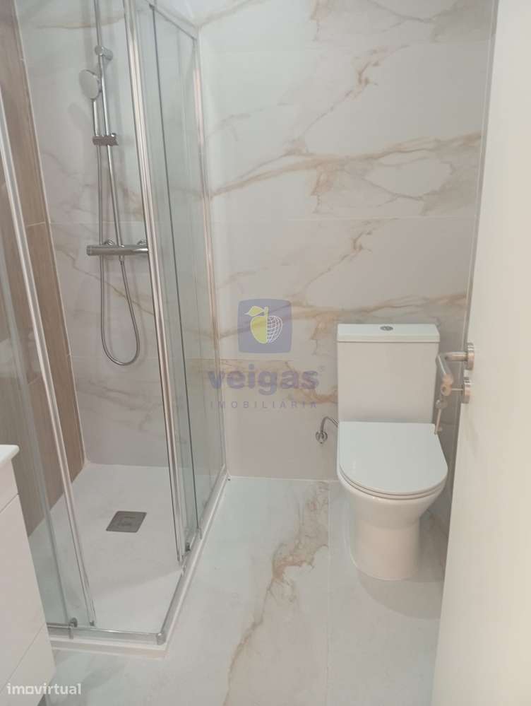 Apartamento T2 Renovado no Forte da Casa-12