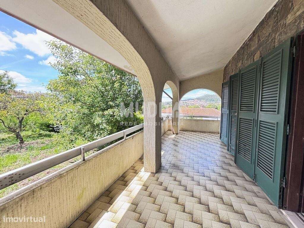 Moradia BI-FAMILIAR com amplas varandas-38