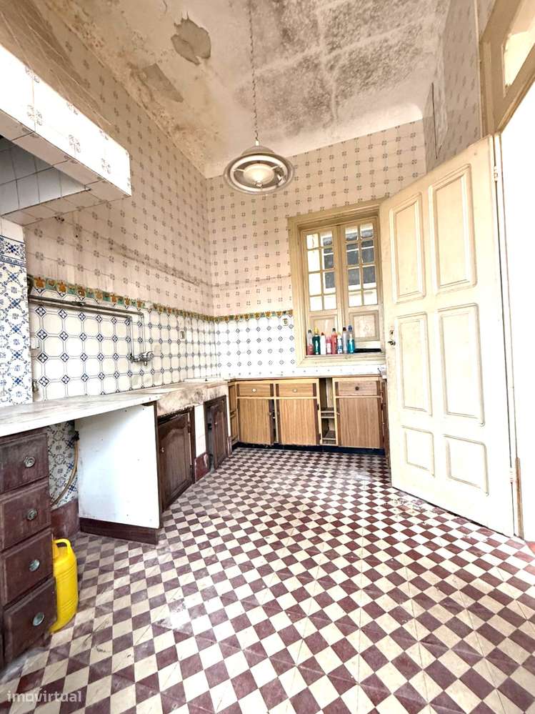 Moradia de Traça Apalaçada com Lojas  no Centro Histórico de Ovar-33