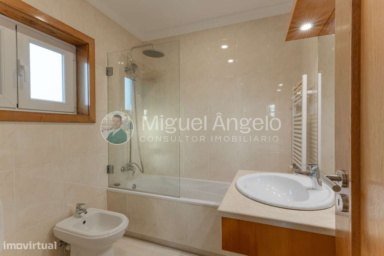 Moradia T3+1 - 2 salas, garagem e vista mar em S. Félix da Marinha-12