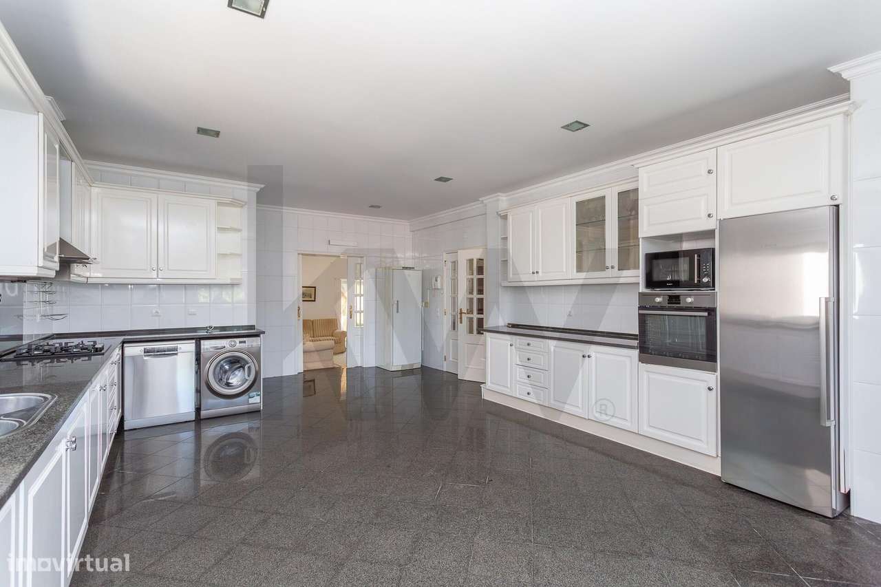 Moradia Isolada | 5 Quartos, Jardim, Garagem para 4 Carros-14