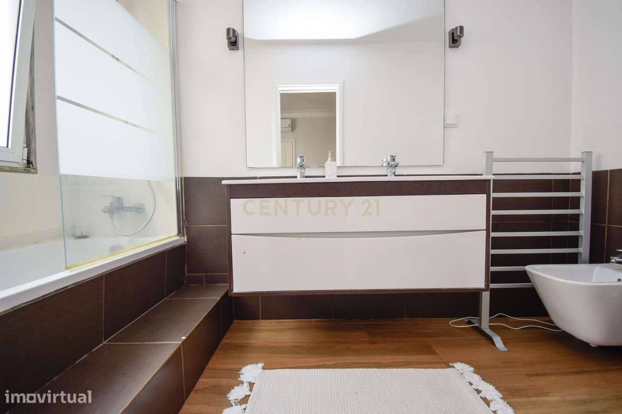 T3 Renovado | Luminosidade Natural | Localização Premium na Alameda /-6