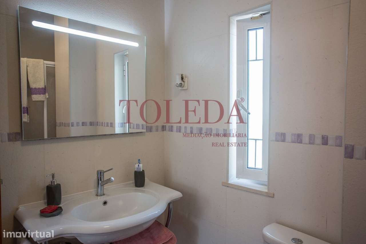 Moradia Isolada T4 em Azeitão com Piscina, Garagem e Churrasqueira-35