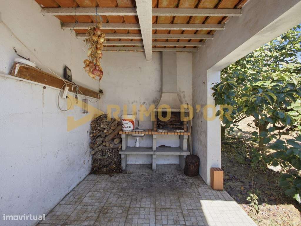 Quinta com 3 moradias e 3 garagens em Abrigada-28