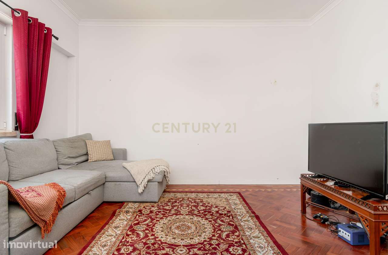 Apartamento T2 com 2 WC's e Varanda Ampla – Totalmente Renovado – Bura-23