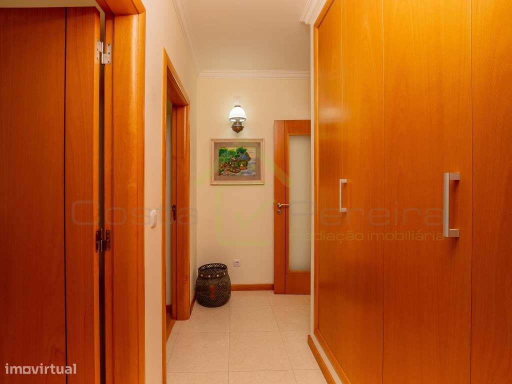 Apartamento T2 no Centro com boas áreas e excelente localização-24
