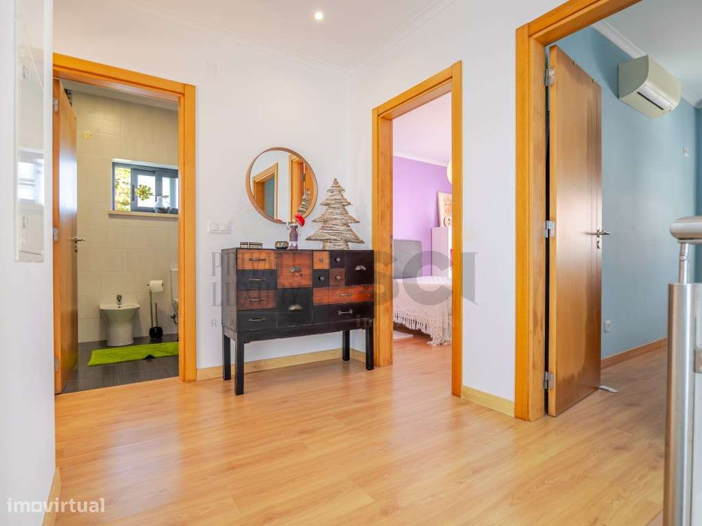 Moradia T4 na Aroeira, contemporânea com piscina e cave-25