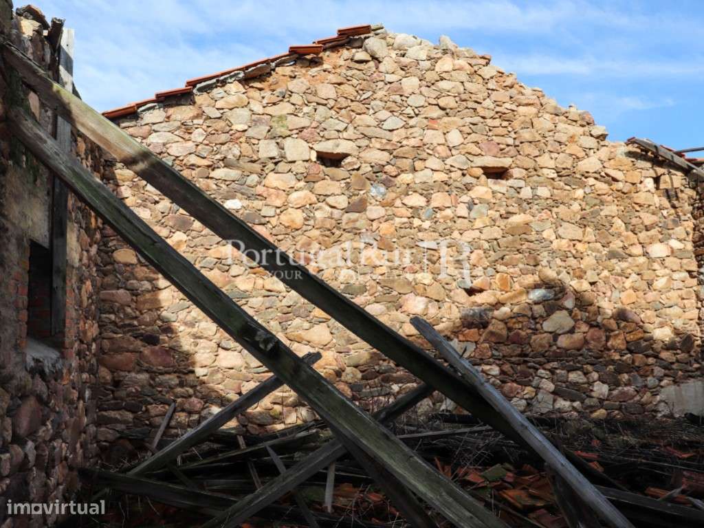 Quinta com casa de habitação T5 e diversas construções-18