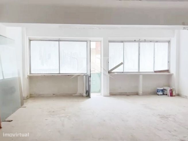 Loja com 210m² e Acesso Direto à Rua Para Veículos-15