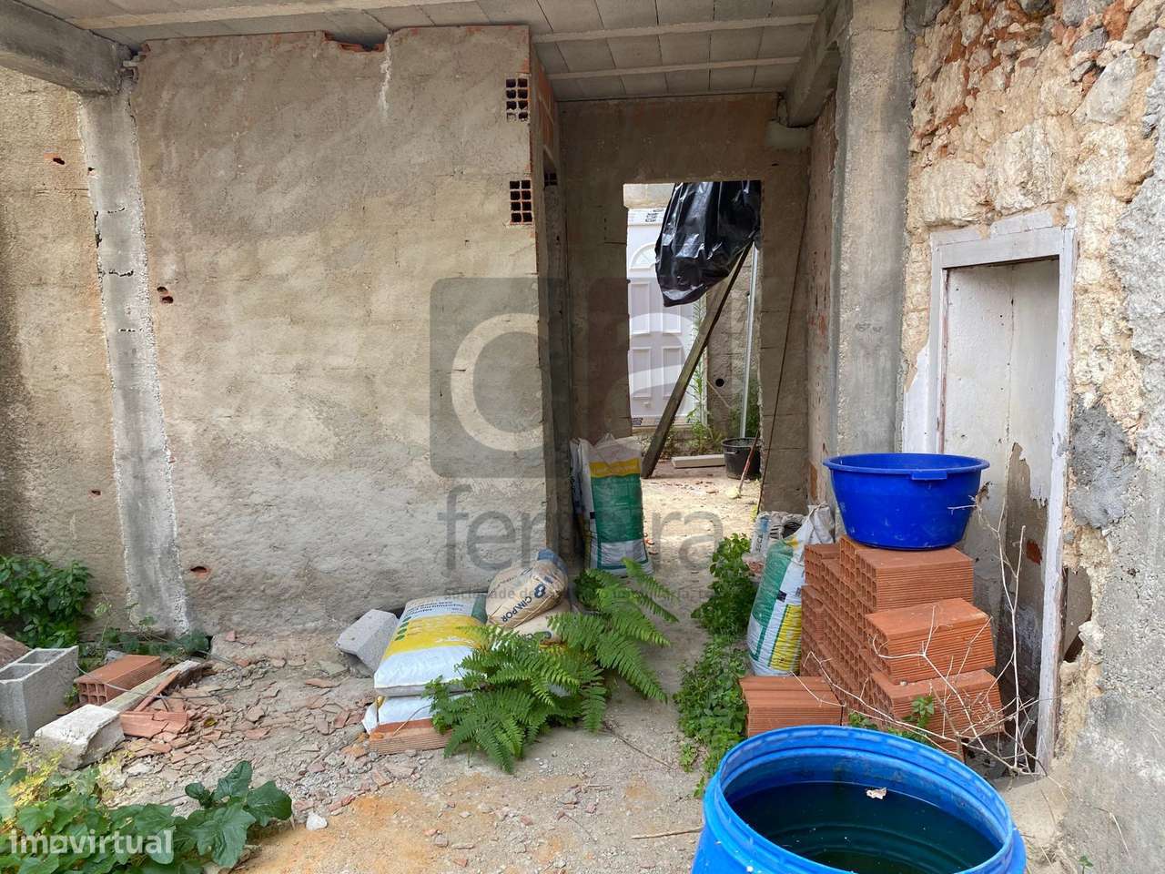 Moradia térrea no centro de Alcanhões para recuperar-8