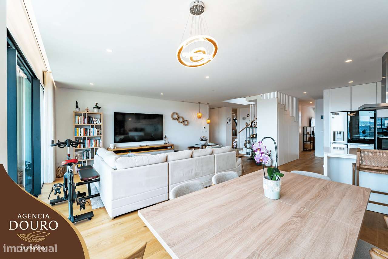 Apartamento T3 com varanda e terraço em Valbom, Porto-7