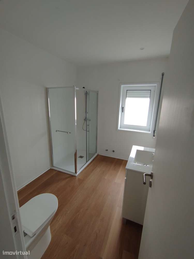 Apartamento T2 com varanda e garagem em Paços de Ferreira - Grande imagem: 2/14