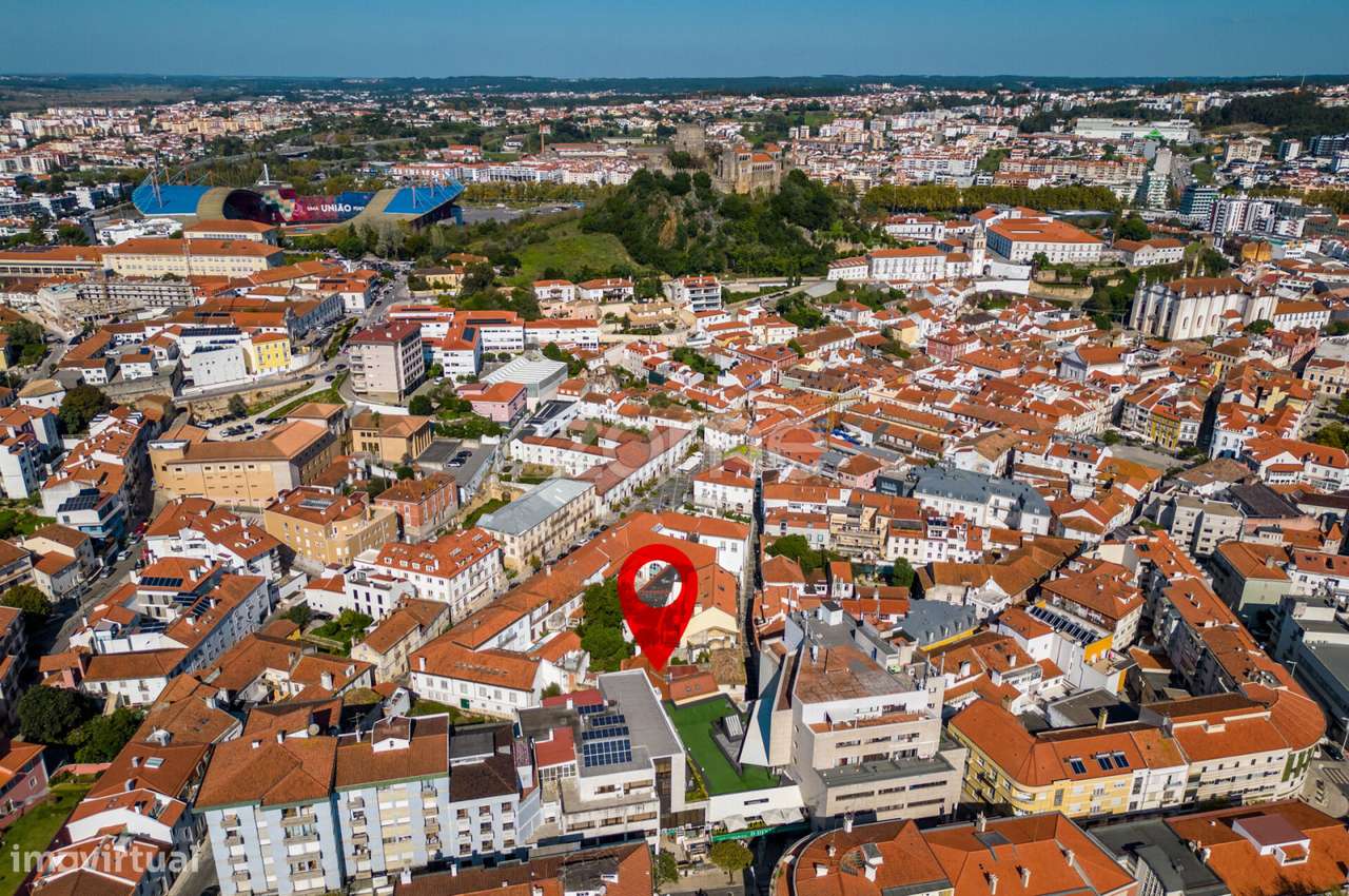 Prédio com grandes áreas no Centro de Leiria-43