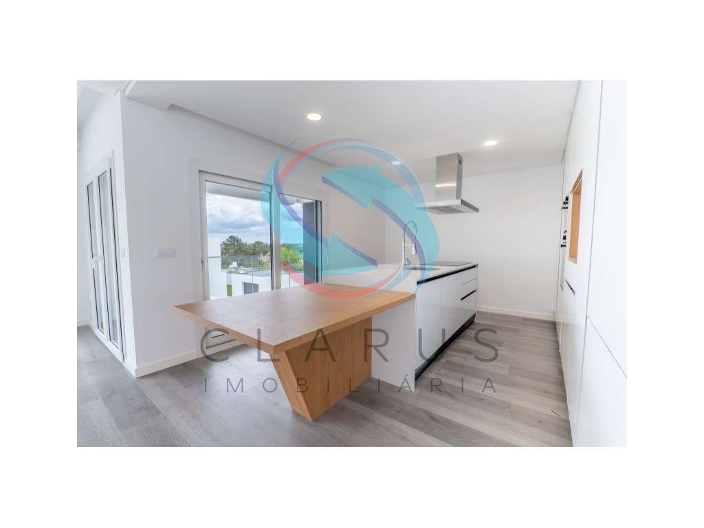 Moradia geminada à venda na Rua Infante Dom Henrique s/n - Grande imagem: 4/30