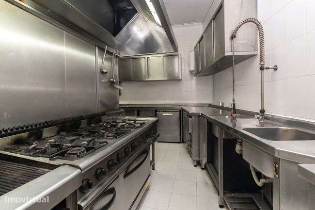 Prédio  2 Apartamentos 2 lojas Venda Barreiro-27