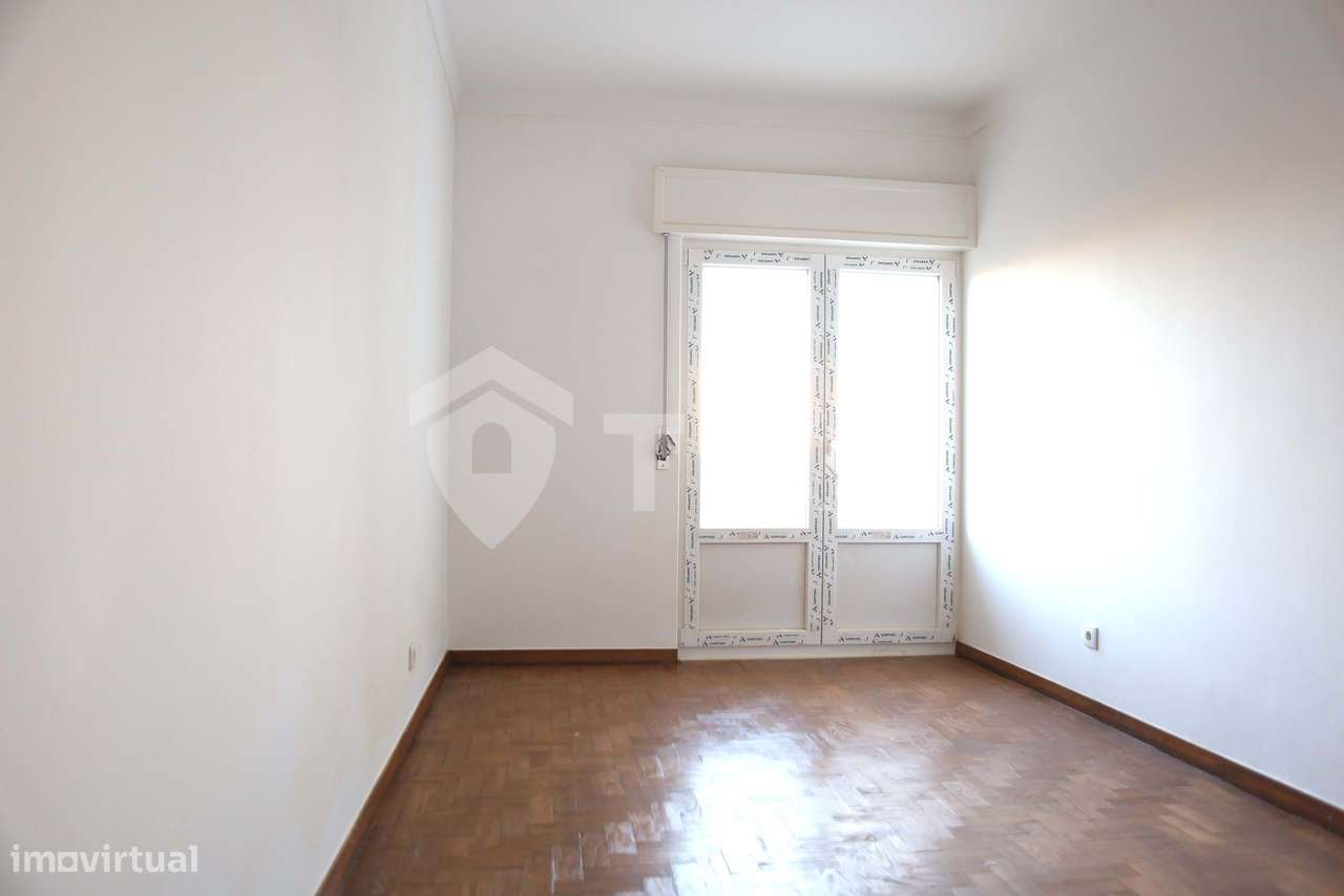 Apartamento T3 em Renovação com Excelentes Áreas em Setúbal-14