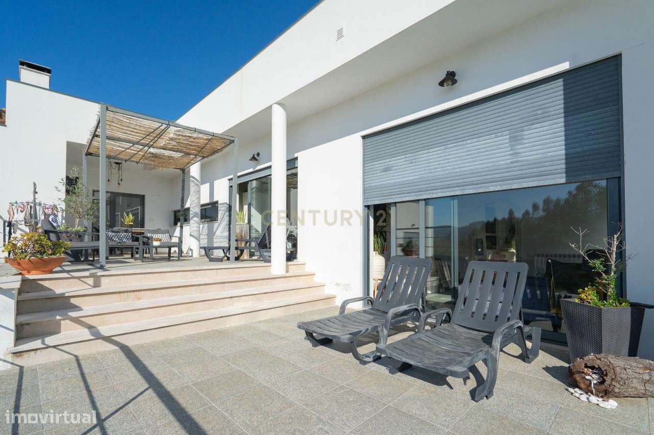 Moradia térrea T3+1 com linhas modernas,varandas,churrasco,jardim,gara-3