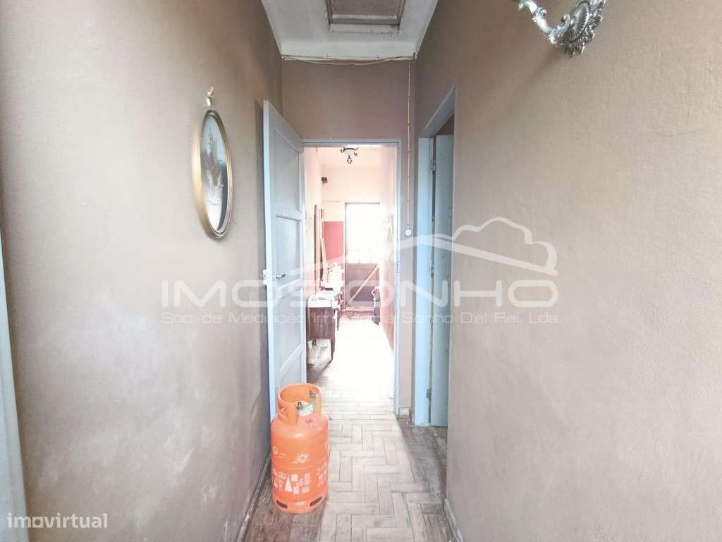 Moradia para Restaurar com Pátio, Garagem e Terraço-10