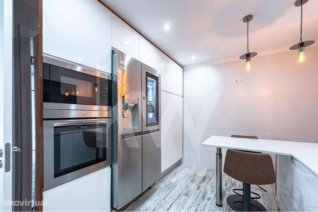 Moradia T5+3 de arquitetura contemporânea renovada num Lote de 650 m2 - Grande imagem: 5/53