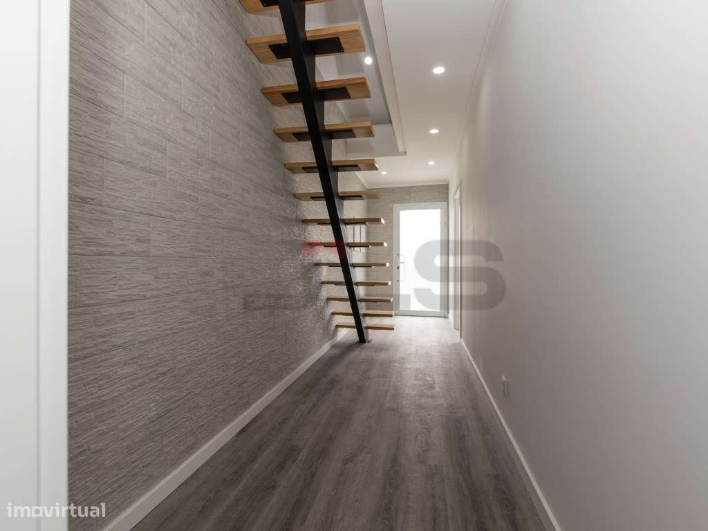 Moradia V1+1 Totalmente Remodelada com Vista Mar em Água de Alto-14