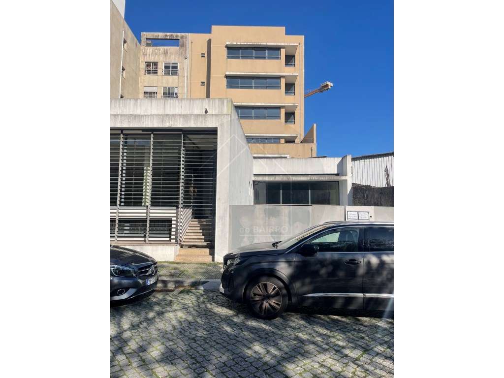 Prédio Urbano no Centro da Maia Potencial para Serviços ou Habitação-31