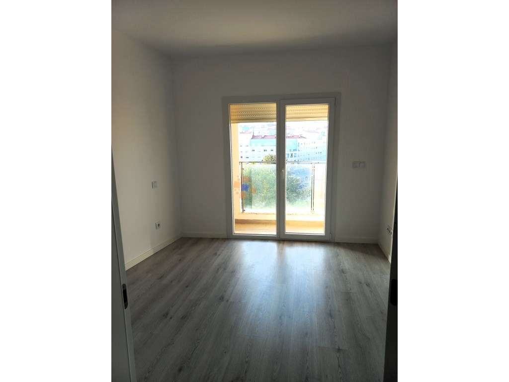 Apartamento T3 a estrear situado em Santa Marta do Pinhal-10