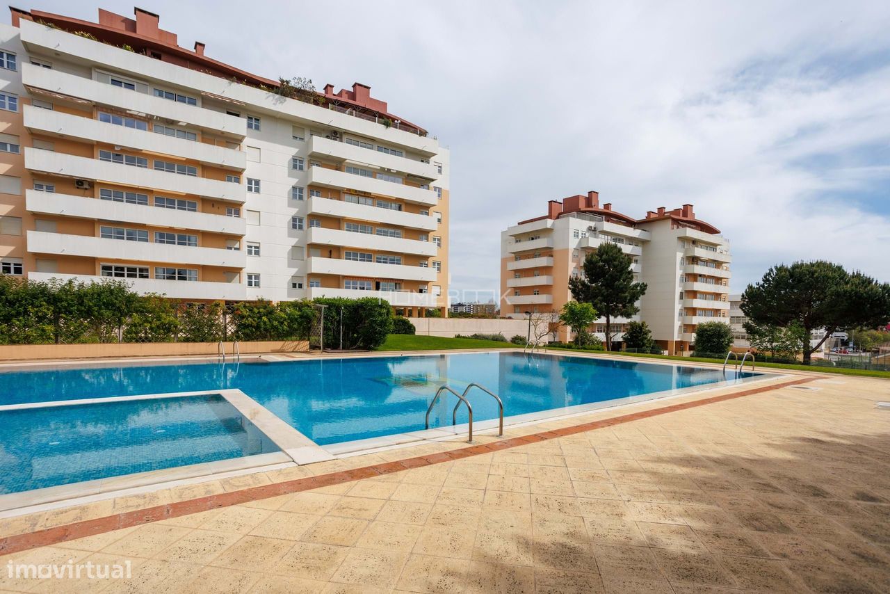 T3 renovado com parqueamento e piscina, em condomínio exclusivo em Set