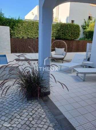Villa de luxo impecavelmente apresentada com piscina e jardins em Tavi-38