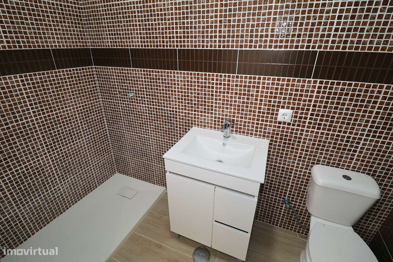 Venda de atelier convertido em habitação a estrear T4 Venteira Amadora-16