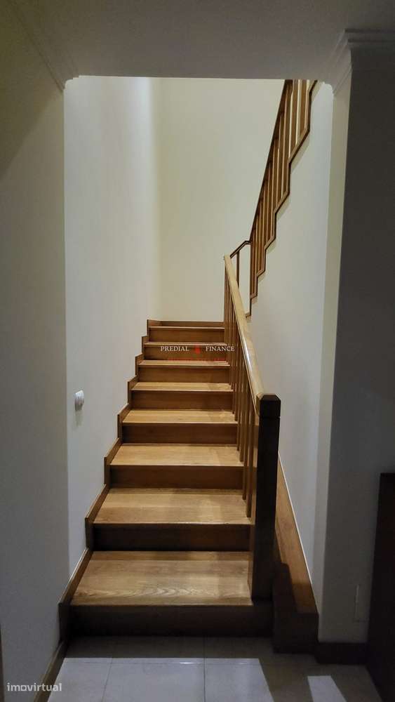 Moradia T4 com Jardim, Terraço, Garagem Dupla e Área de Barbecue — Exc-9