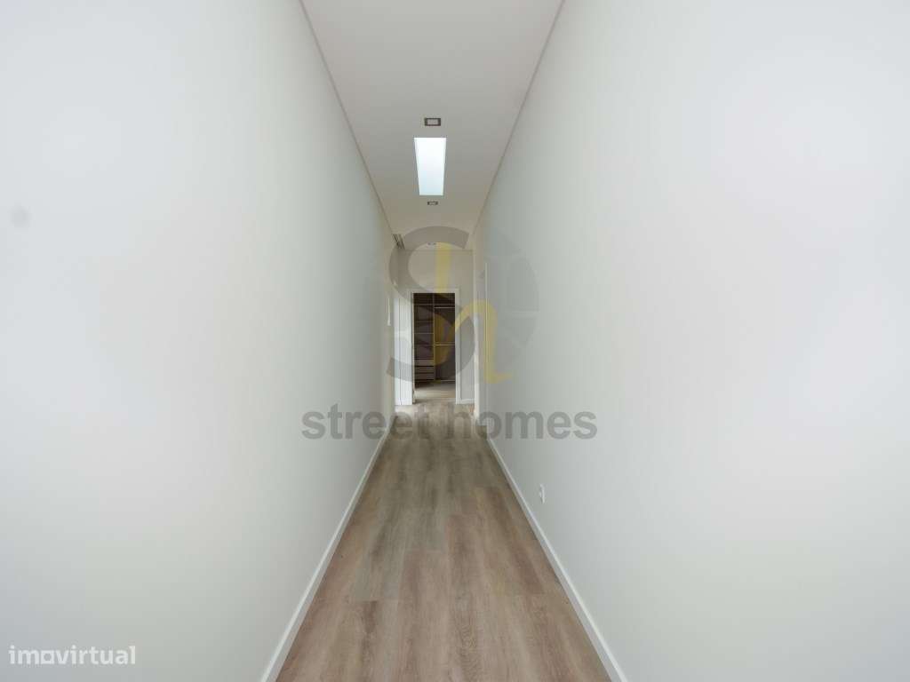 Moradia Nova V4 no Centro da Parede-37