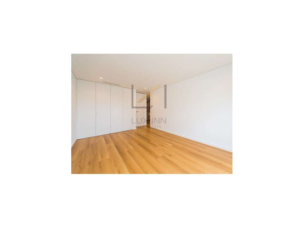 Moradia de Luxo T4 , São Pedro Do Estoril, com Piscina e Garagem-44