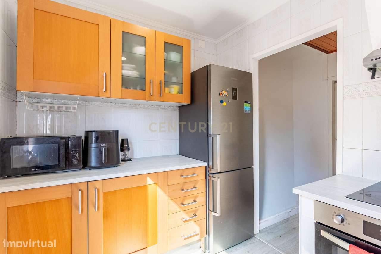 Apartamento T2 com vista desafogada em Santo António dos Cavaleiros-4