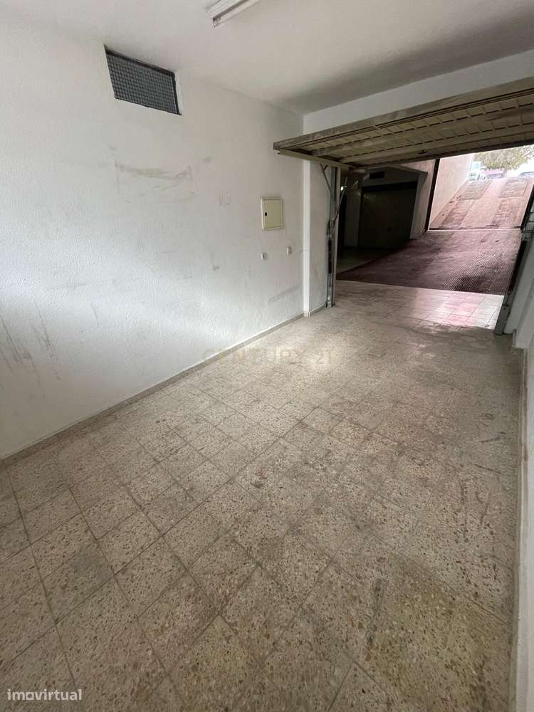 **Box na Rua Maria Carlota D´Oliveira para arrendar!** - Grande imagem: 2/7