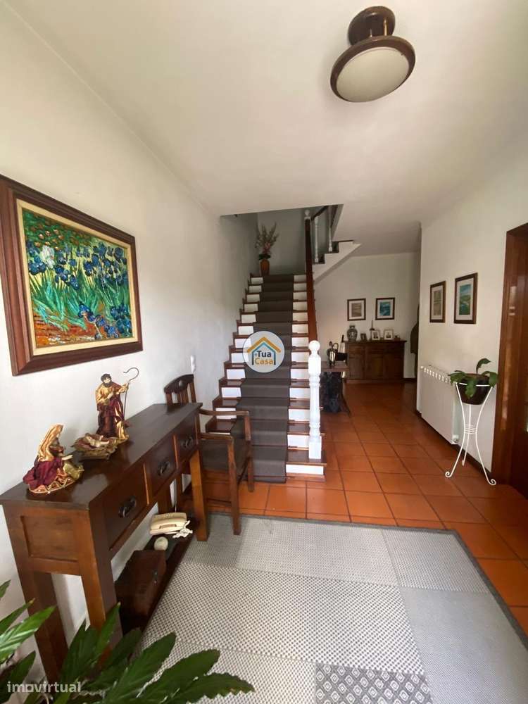 Moradia Geminada  de um dos lados do outro tem entarada e jardim em to-10