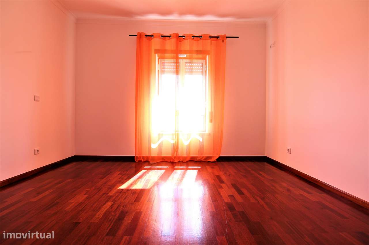 Apartamento T3 com Garagem, Granja do Ulmeiro-5