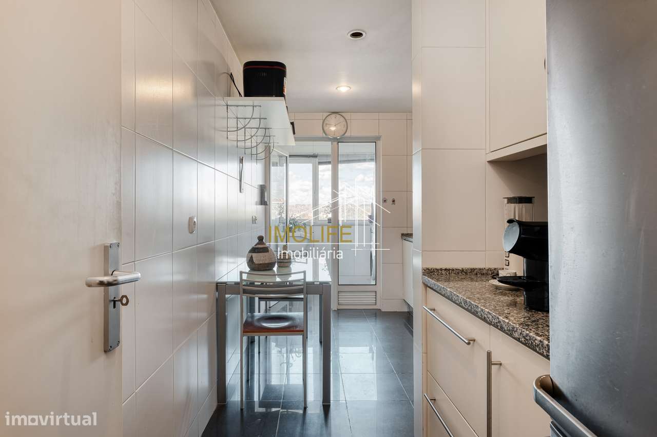 Apartamento T2 com Vista Desafogada em Benfica-6