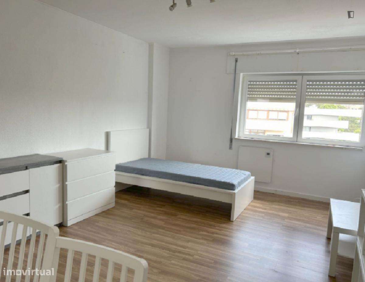 Quarto - localizado em Matosinhos Porto - Grande imagem: 2/8