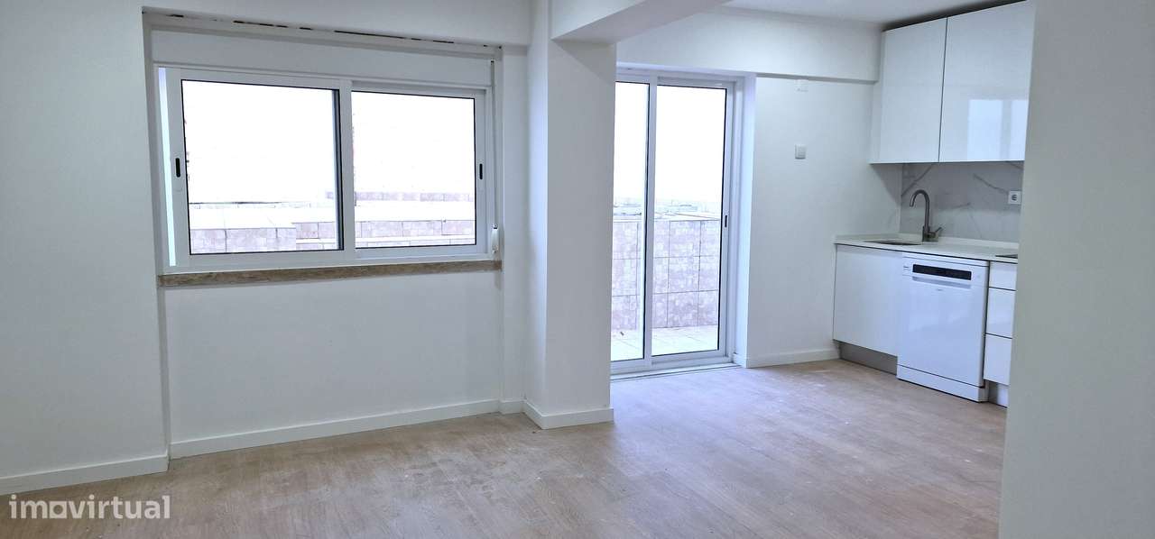 Charmoso T2 Renovado com Terraço O Refúgio Familiar Perfeito com Elegâ - Grande imagem: 2/8